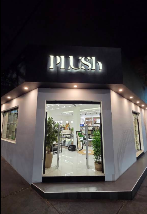 Fachada de la tienda Plush en Ilo, de noche